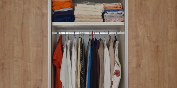 Jaka powinna być głębokość szafy na ubrania, kurtki i wieszaki — wyjaśniamy.